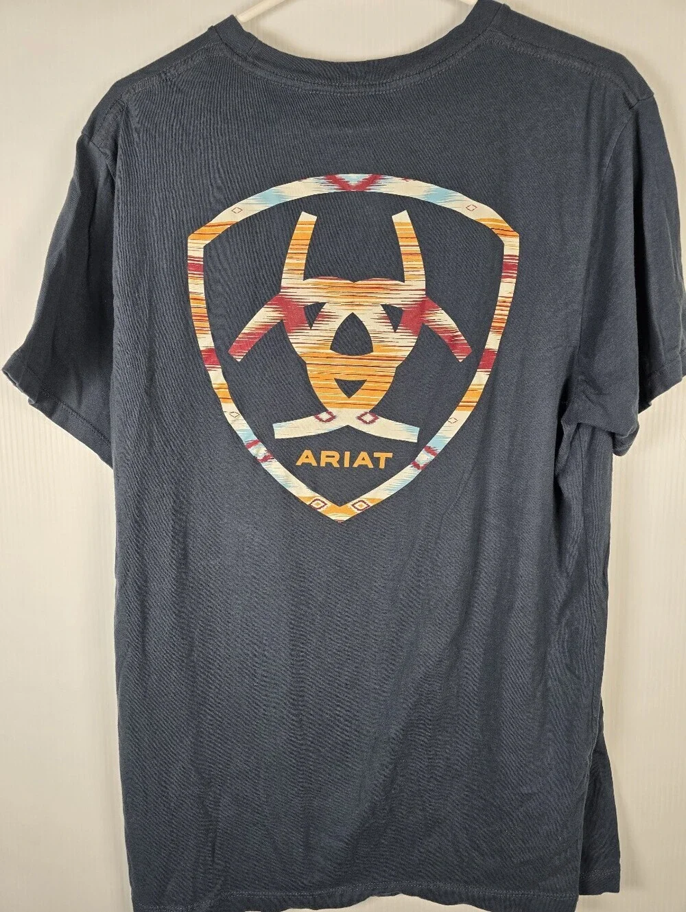 NWOT Ariat Men's Navy Logo Crew Neck T‑Shirt Southwestern Graphic On Back Size M